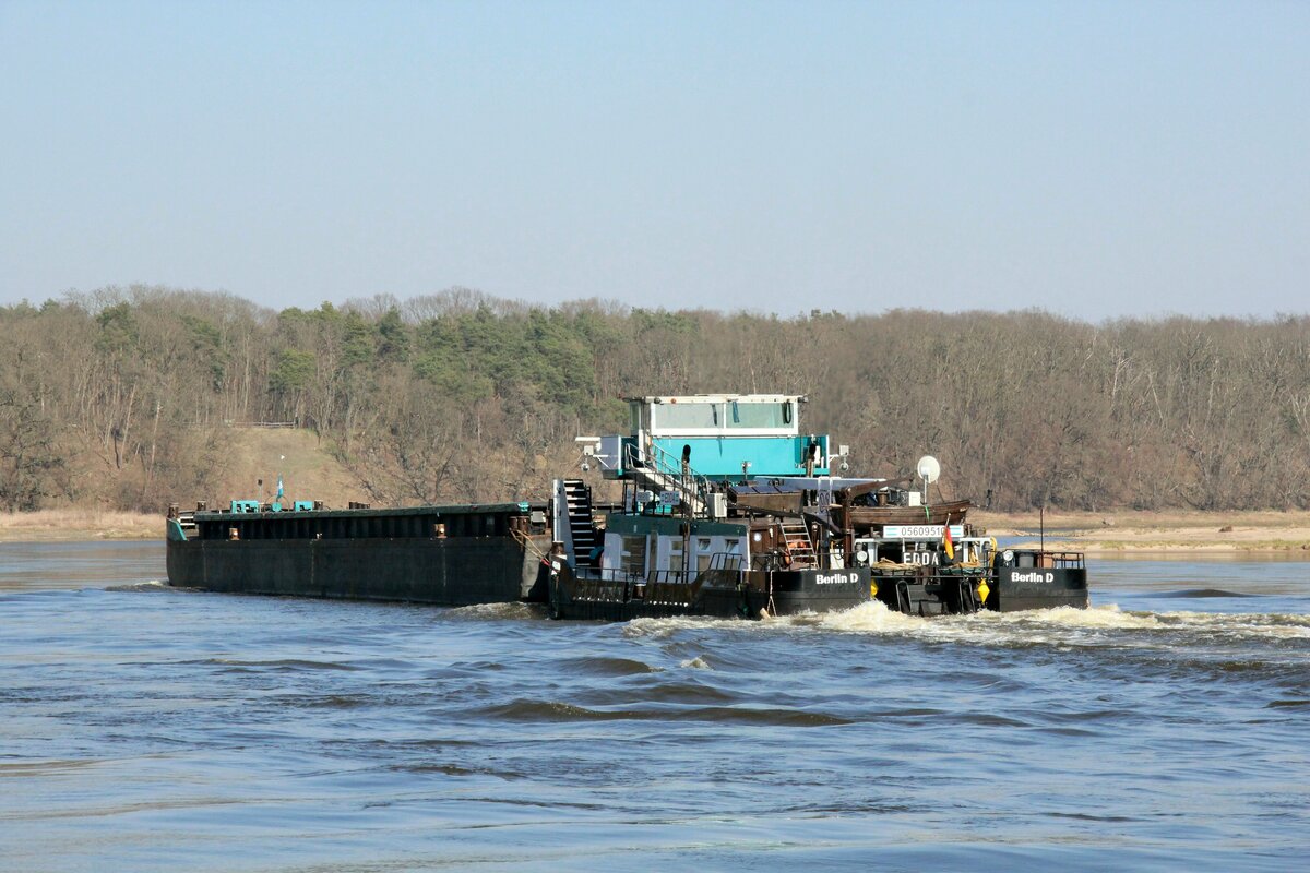 Schubboot  EDDA  (05609510 , 25,66 x 8,19m) schob am 23.03.2022 den Leichter  ED42  (04802740 , 61,04 x 8,20m) auf der  ELBE  Höhe km 230,.. / zw. Coswig/Anhalt und Griebo zu Berg.