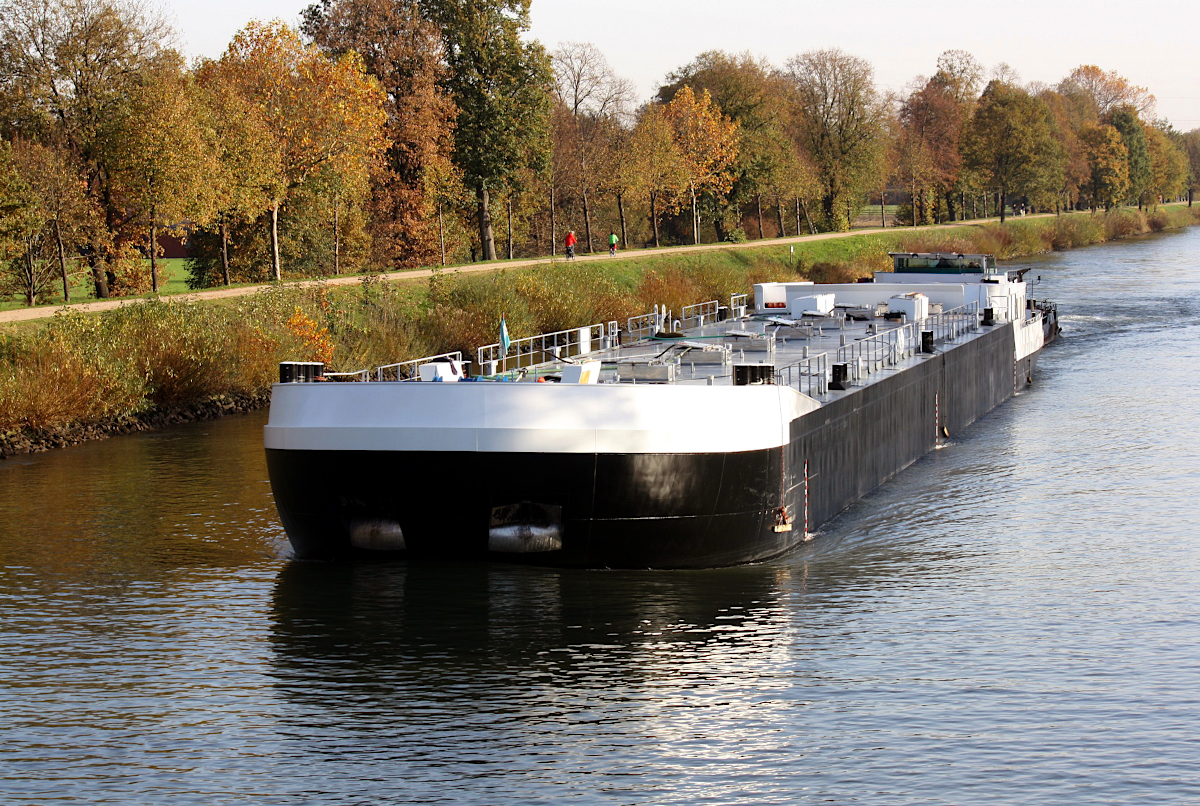 Schubboot EDDA (ENI:05609510) L.25,66m B.8,19m & TMS -KASKO NT 1804 L.86m B.11,45m  am 07.11.2020 auf dem WDK in Datteln zu Tal.