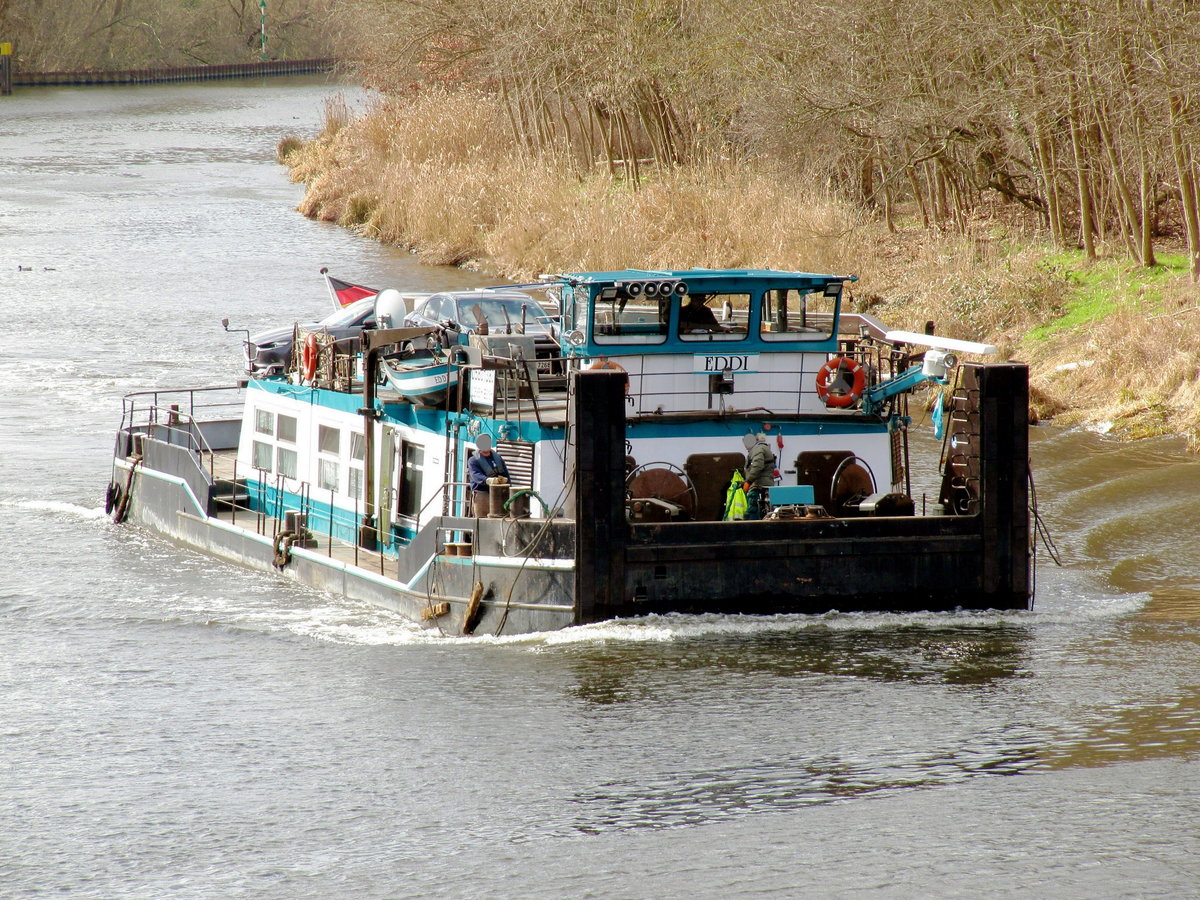 Schubboot  EDDI  (05801380 , 25,65 x 8,18m) am 12.03.2021 im Unterwasser der Schleuse Kleinmachnow / TELTOWKANAL auf Bergfahrt zurück zur Schleuse. Das Schubboot hatte den ersten der beiden je 32,4m langen Leichter geschleust und mußte nun den zweiten Leichter holen.