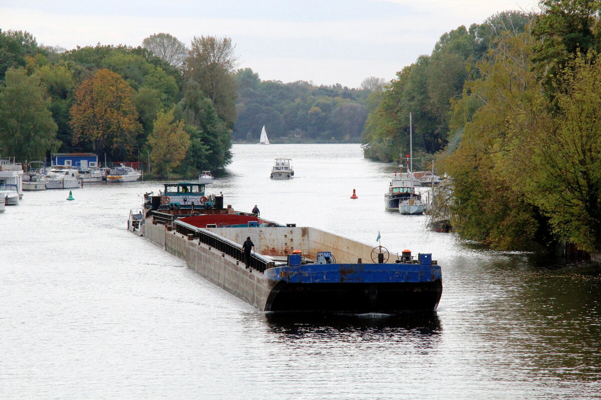 Schubboot  EDDI  (05801380 , 25,65 x 8,18m) schob am 17.10.2021 die Leichter UG63 , ED5 u. ED27 auf der  HAVEL  in Berlin-Spandau unterhalb der Freybrücke zu Berg.