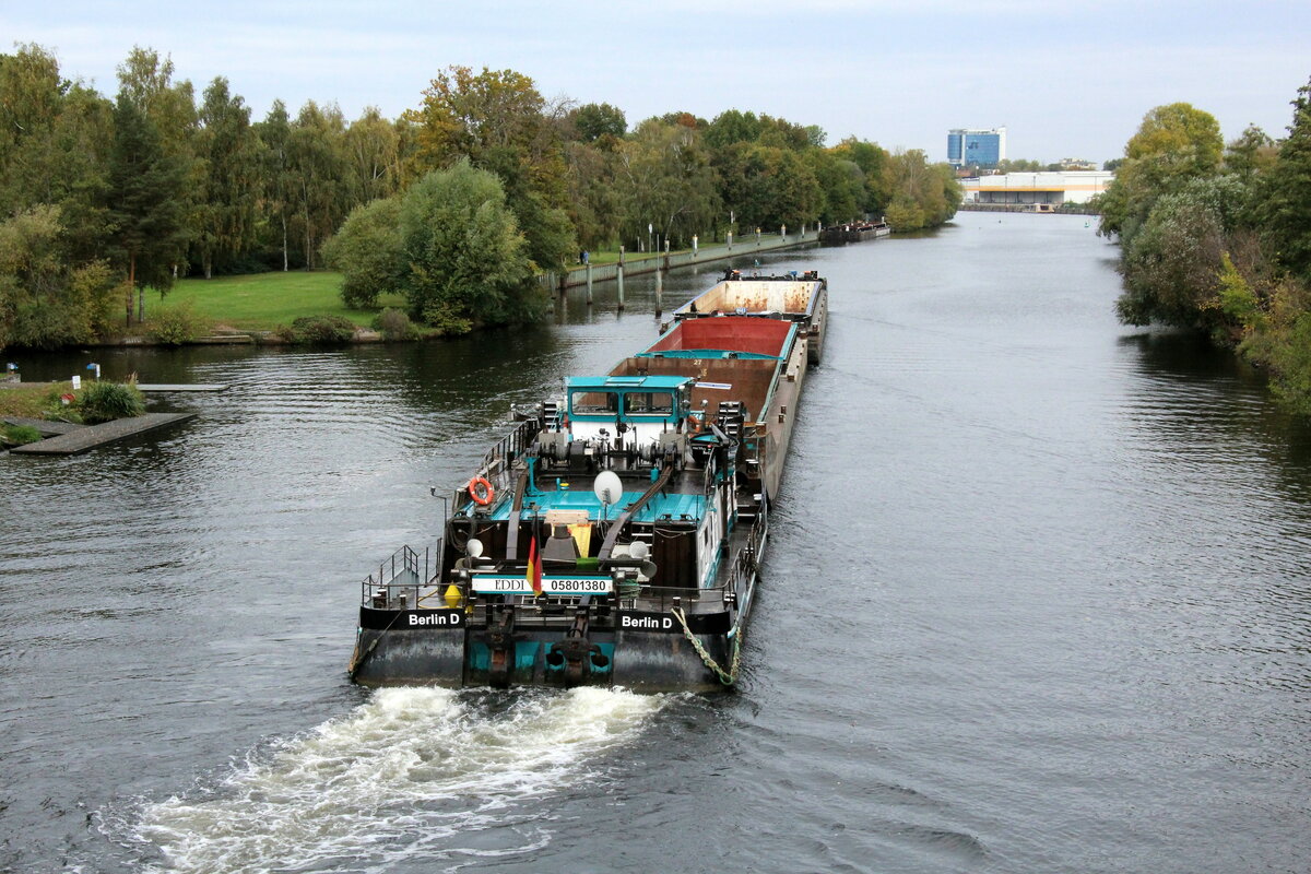 Schubboot  EDDI  (05801380 , 25,65 x 8,18m) am 17.10.2021 auf der  HAVEL  in Berlin-Spandau oberhalb der Freybrücke zu Berg. Dort wurde der Leichter UG63 (der an der Spitze des Verbandes) abgekoppelt.