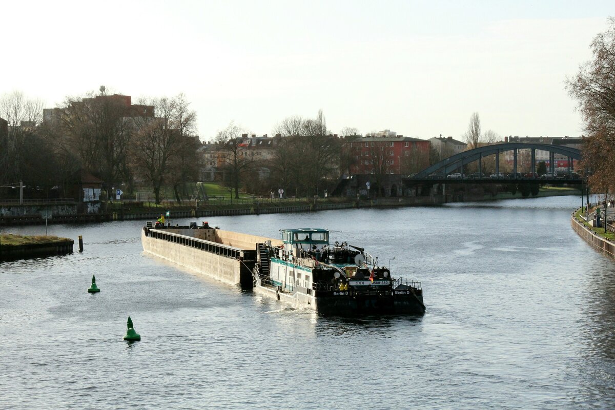 Schubboot  EDDI  (05801380 , 25,65 x 8,18m) bog am 03.01.2022 mit dem Leichter  UG63 (65 x 9,50m) von der  HAVEL  zu Tal kommend , nach Backbord in die  SPREE  zu Berg ein.