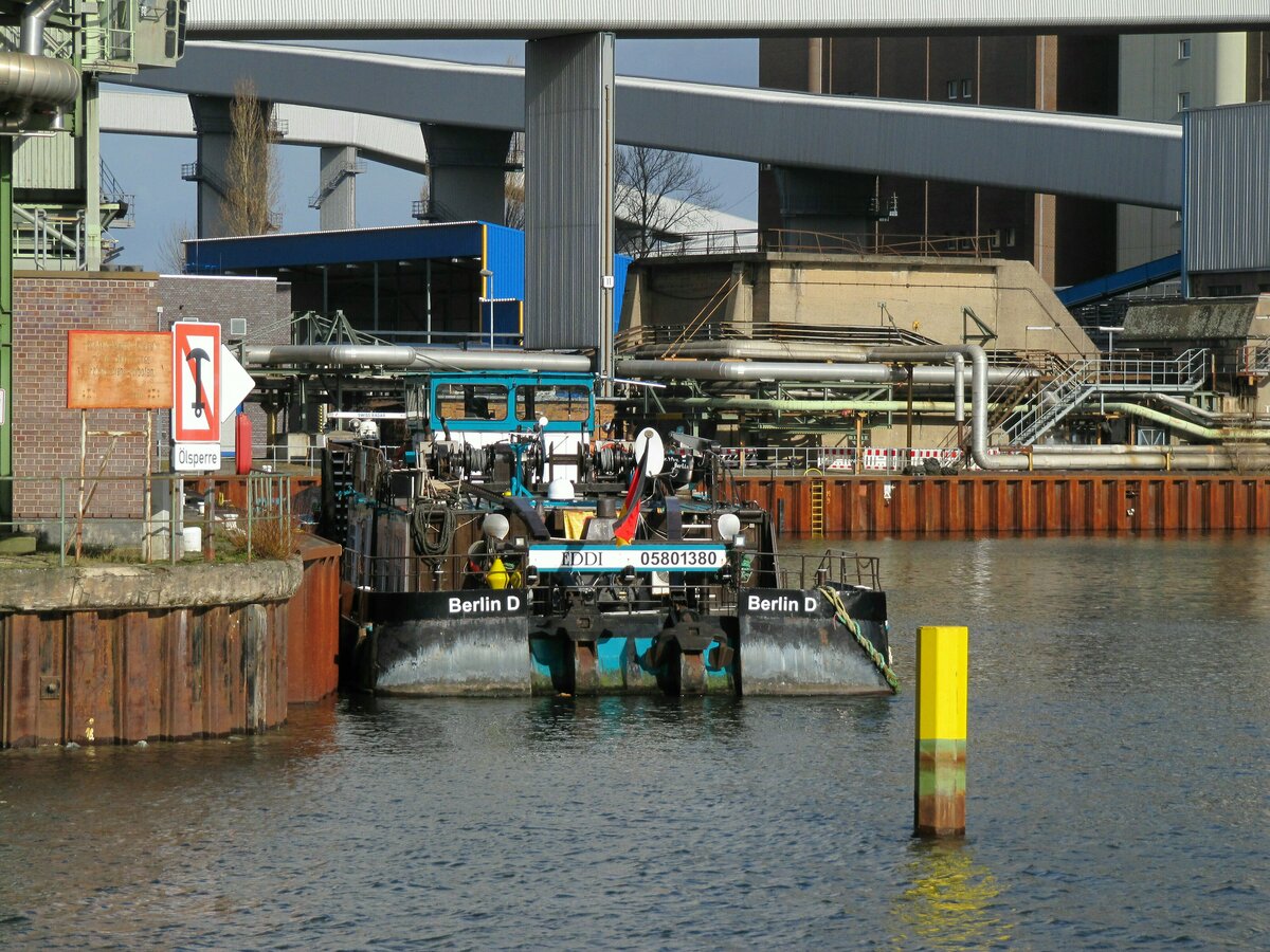 Schubboot  EDDI  (05801380 , 25,65 x 8,18m)  lag am 22.02.2022 am Kraftwerk Reuter in Berlin /  SPREE  zum Löschen seiner Leichter.