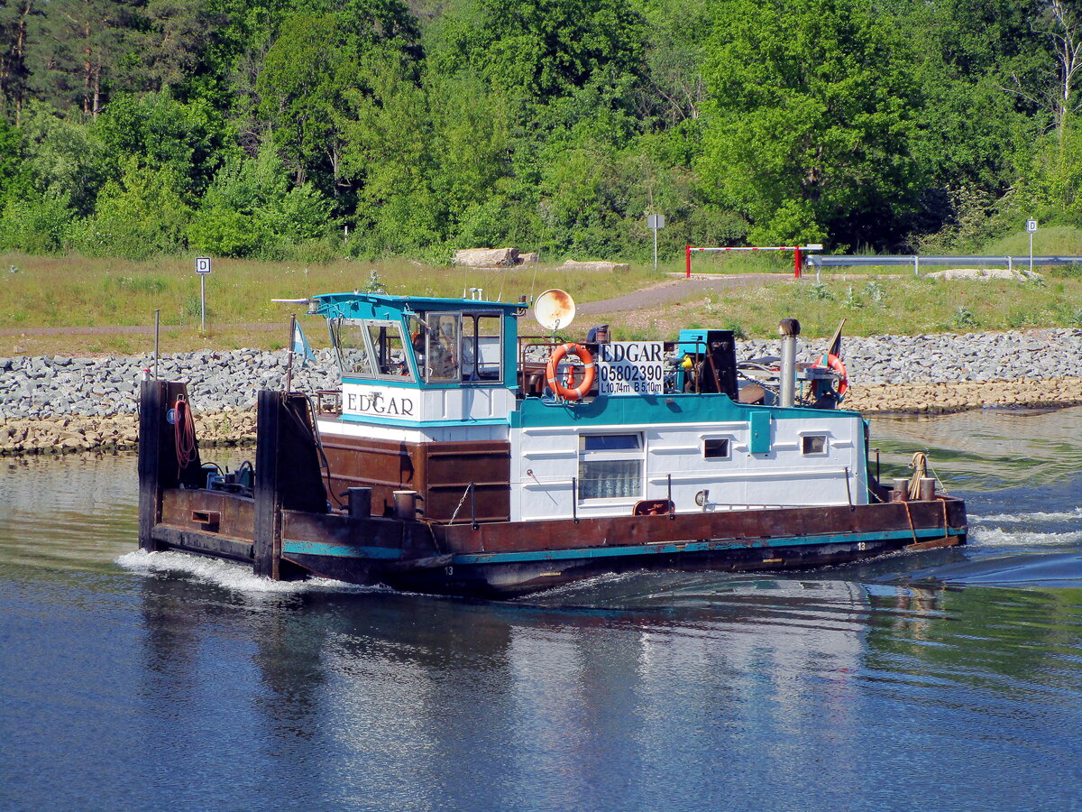 Schubboot  EDGAR  (05802390 , 10,74 x 5,10m) am 31.05.2021 im  ELBE-HAVEL-KANAL  Höhe Siedlung Wusterwitz Richtung Genthin in Fahrt.