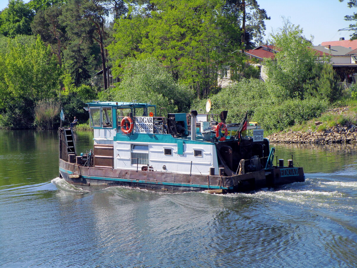 Schubboot  EDGAR  (05802390 , 10,74 x 5,10m) am 31.05.2021 im  ELBE-HAVEL-KANAL  kurz vor der Schleuse Wusterwitz mit Fahrtrichtung Genthin unterwegs.