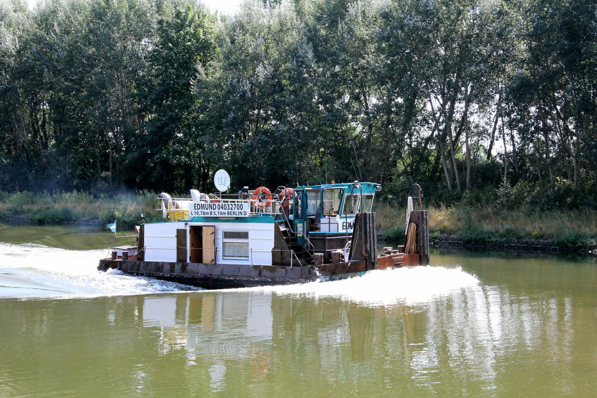 Schubboot EDMUND (04032700 , 10,78 x 5,10m) am 17.08.2020 im SACROW-PARETZER-KANAL / UHW zw. Marquardt u. Schlänitzsee auf Talfahrt. Der Schiffsführer hatte wohl  den Hebel auf den Tisch gelegt .