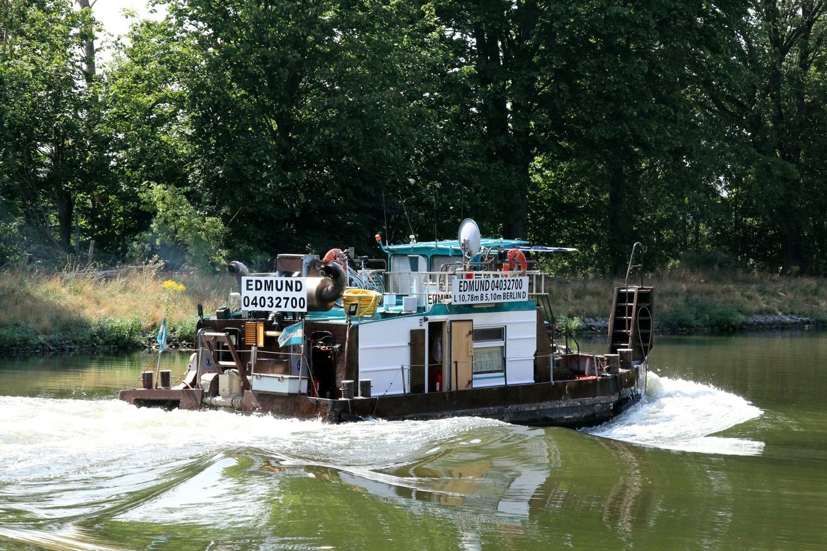 Schubboot EDMUND (04032700 , 10,78 x 5,10m) am 17.08.2020 im SACROW-PARETZER-KANAL / UHW zw. Marquardt u. Schlänitzsee auf Talfahrt. Man beachte bitte die gewaltige Abgasanlage (leicht verdeckt durch das Namensschild) !