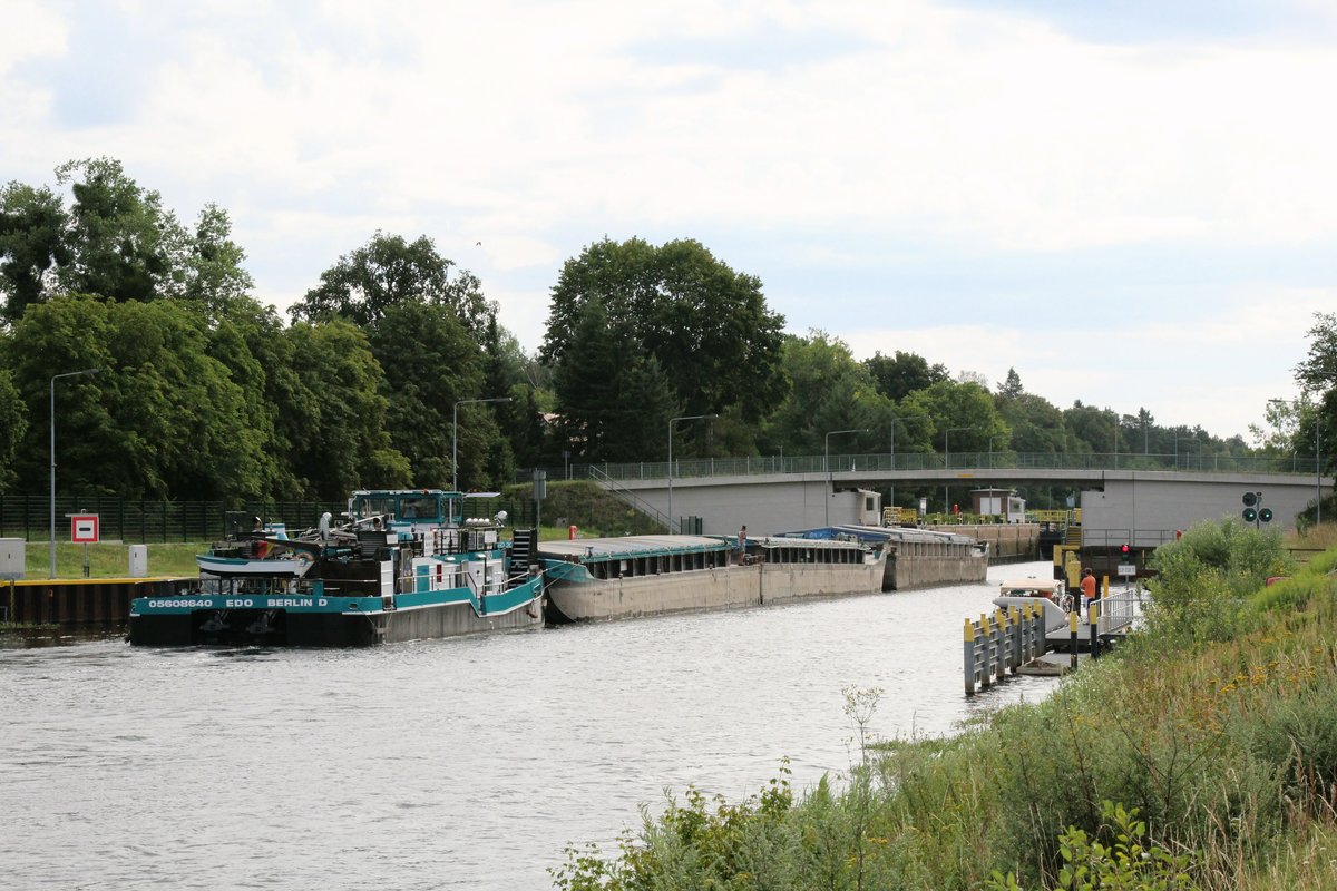 Schubboot  EDO (05608640 , 23,21 x 8,19m) am 28.07.2020 bei der Einfahrt in die  SCHLEUSE SCHÖNWALDE / HAVELKANAL. Da der Verband mit einer Gesamtlänge von 120,71m zu lang ist wurden die ersten beiden Leichter abgekoppelt und extra zu Berg geschleust. 