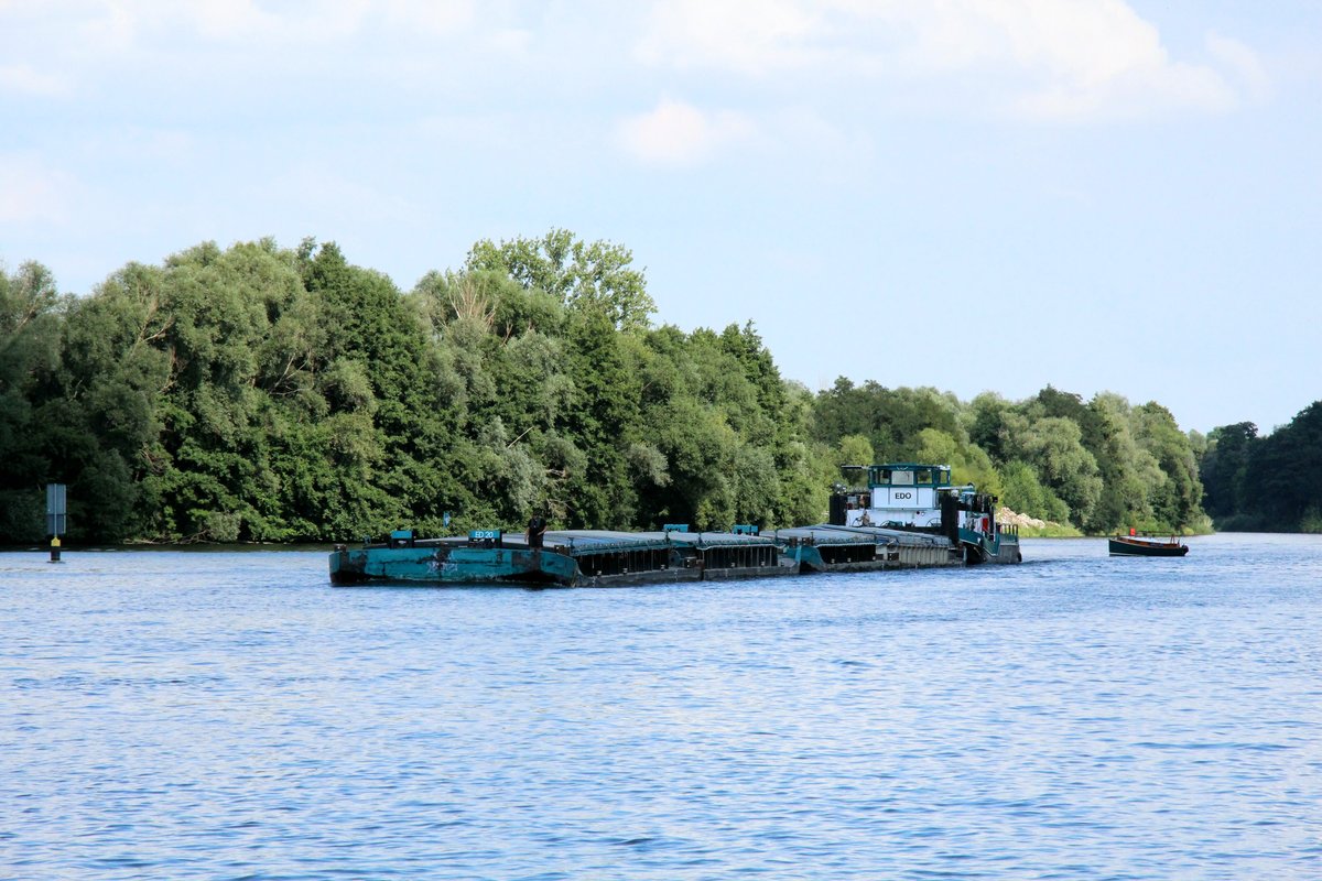 Schubboot EDO (05608640 , 23,21 x 8,19m) schob am 19.08.2020 auf der Havel vier Leichter zu Tal. Hier kurz vor der Schleuse Brandenburg.