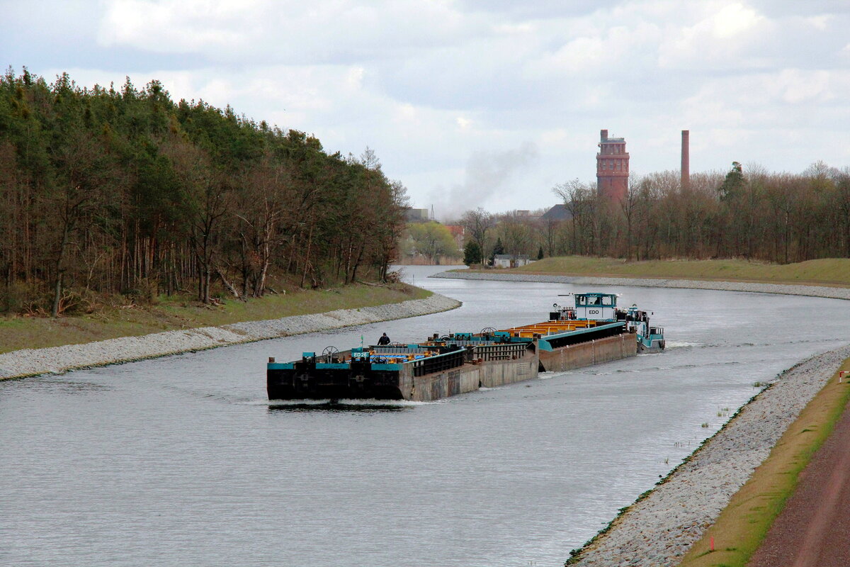 Schubboot  EDO  (05608640 , 23,21 x 8,19m) schob am 14.04.2021 , vom Wendsee kommend , die Leichter ED 26 , 27 + 40 im  ELBE-HAVEL-KANAL  Richtung Schleuse Wusterwitz.