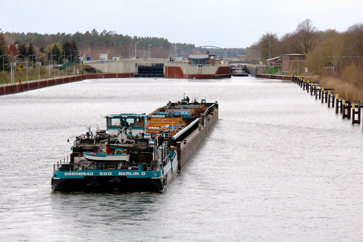 Schubboot  EDO  (05608640 , 23,21 x 8,19m) mußte am 14.04.2021 mit den Leichtern ED 26 ,27 + 40) vor der Schleuse Wusterwitz / ELBE-HAVEL-KANAL auf die Schleusung Richtung Genthin warten.