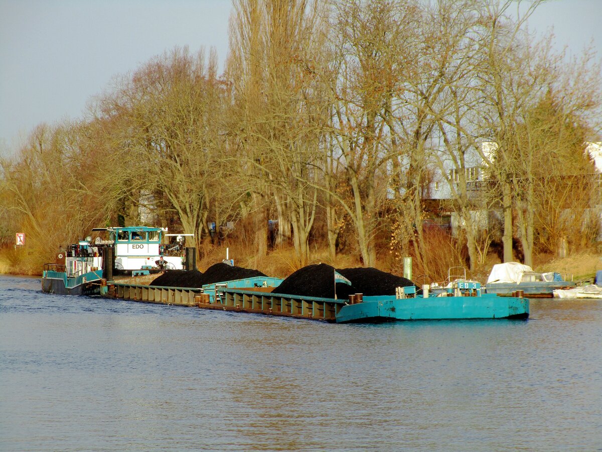 Schubboot  EDO  (05608640 , 23,21 x 8,19m) schob am 18.02.2022 die mit Kohle beladenen Leichter ED3 u. ED7 auf der  SPREE  in  Berlin-Ruhleben zu Berg zum KW Reuter. 