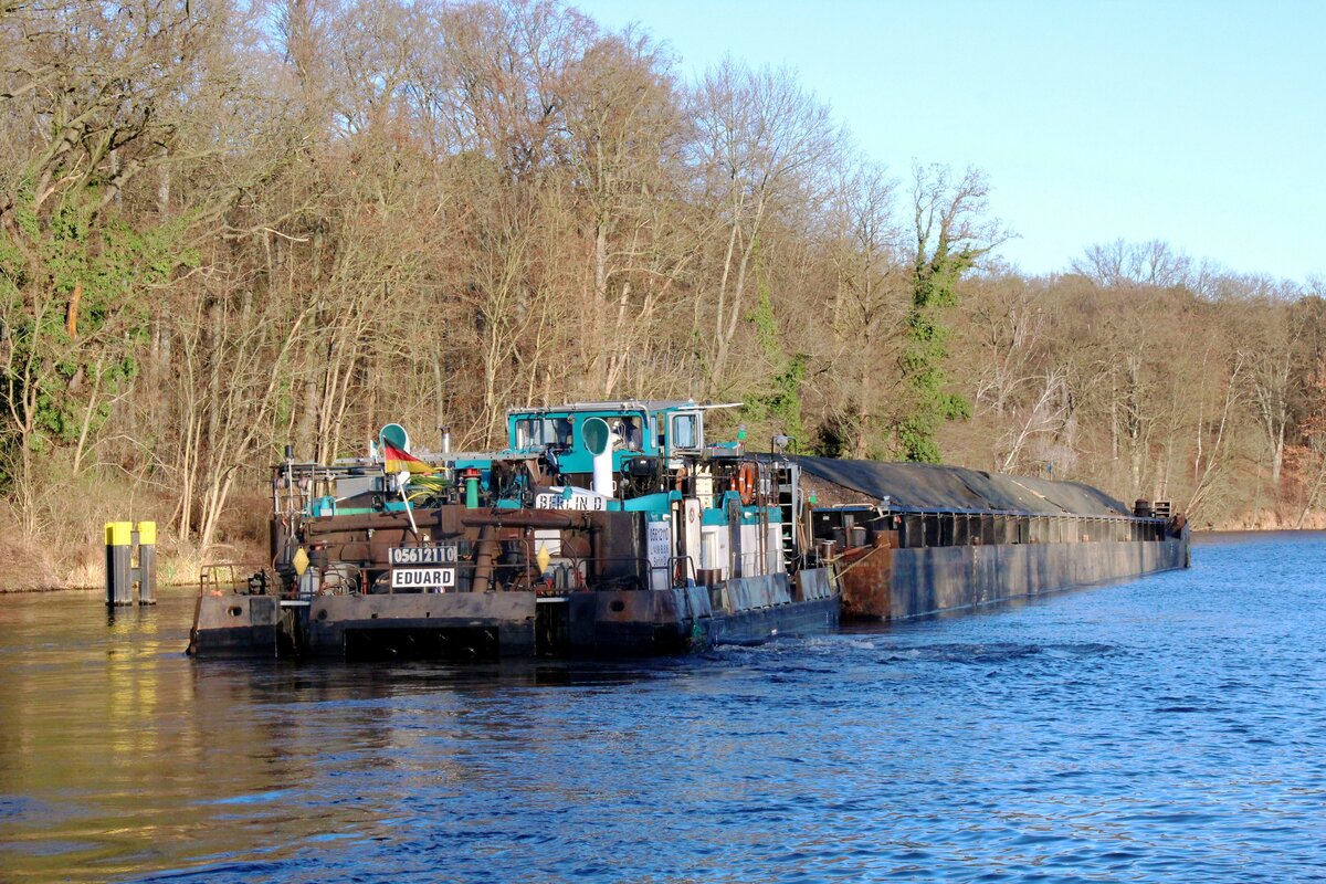 Schubboot  EDUARD  (05612110 , 14,06 x 8,16m) machte am 06.01.2022 mit dem GSL  UG22  (05605100 , 65 x 9,5m) im Oberwasser der Schleuse Kleinmachnow /  TELTOWKANAL fest. 