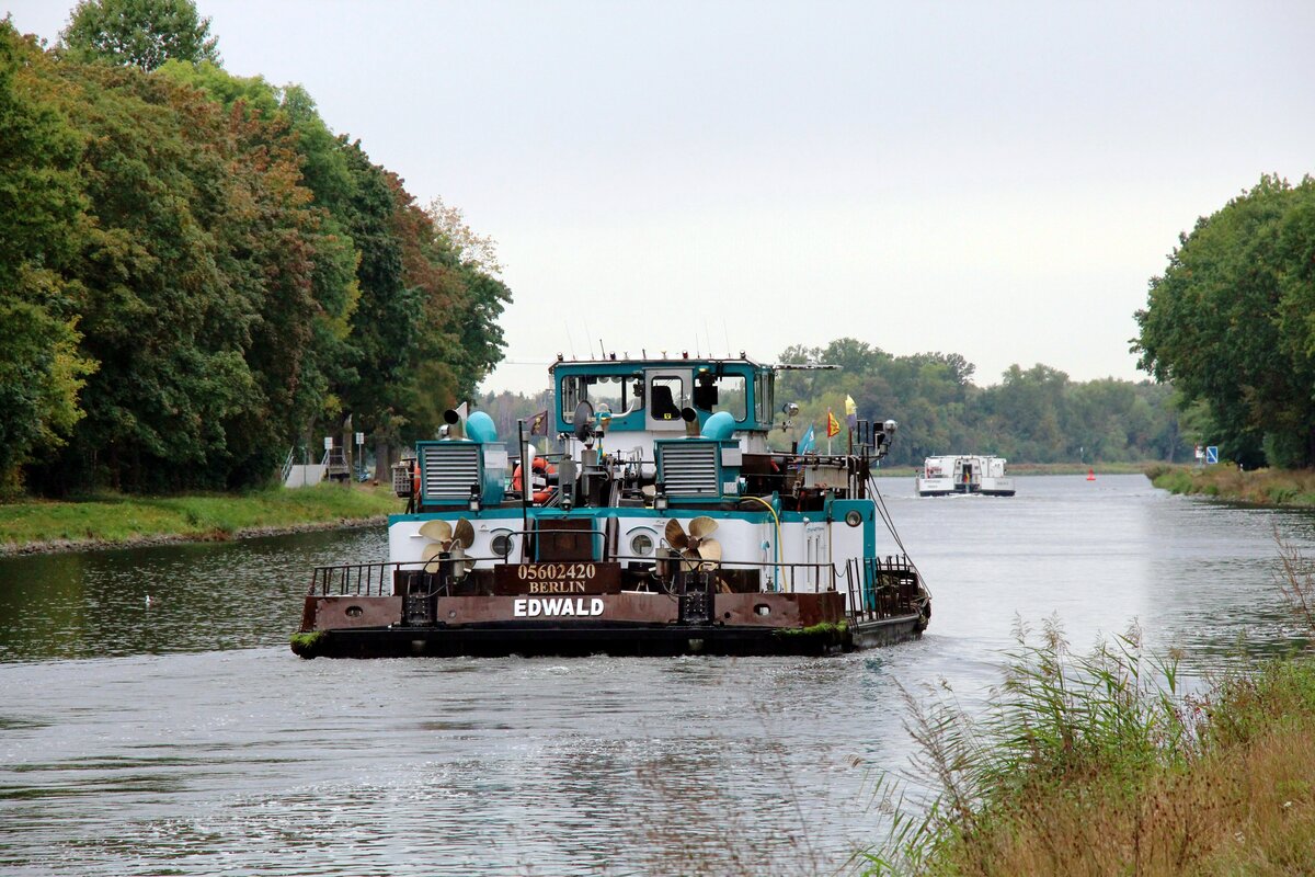 Schubboot  EDWALD  (05602420 , 14,70 x 8,16m) befuhr am 04.10.2021 den Sacrow-Paretzer-Kanal /  UNTERE HAVEL-WASSERSTRASSE  zw. Marquardt u. Schlänitzsee zu Tal.