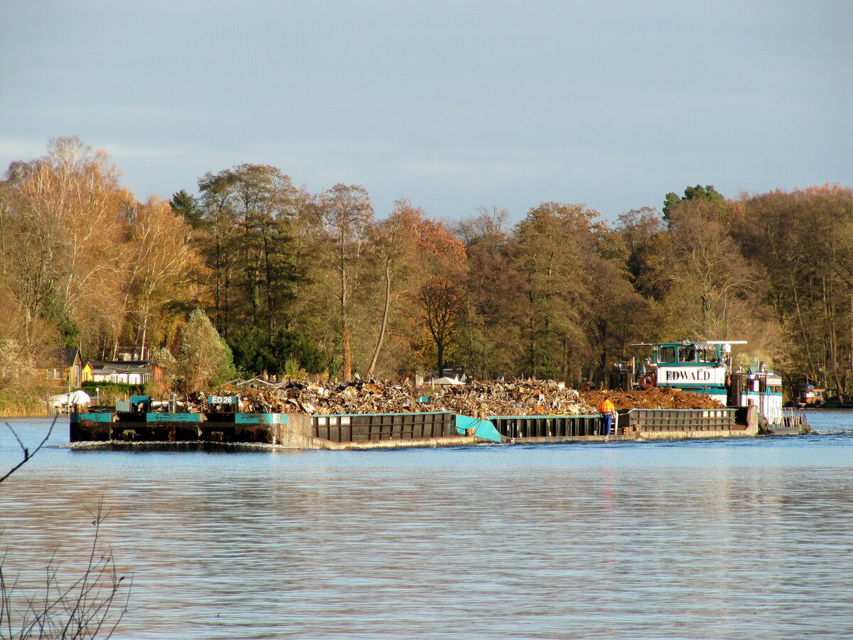 Schubboot  EDWALD  (05602420 , 14,70 x 8,16m) am 09.11.2021 mit 3 beladenen Leichtern im  Weißer See / Sacrow-Paretzer-Kanal /  UNTERE HAVEL-WASSERSTRASSE  zu Tal.