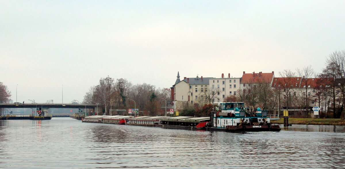 Schubboot  EDWALD  (05602420 , 14,70 x 8,16m) schob am 07.12.2021 seine 4 Leichter zur Talschleusung in die Nordkammer der  SCHLEUSE BRANDENBURG / HAVEL.