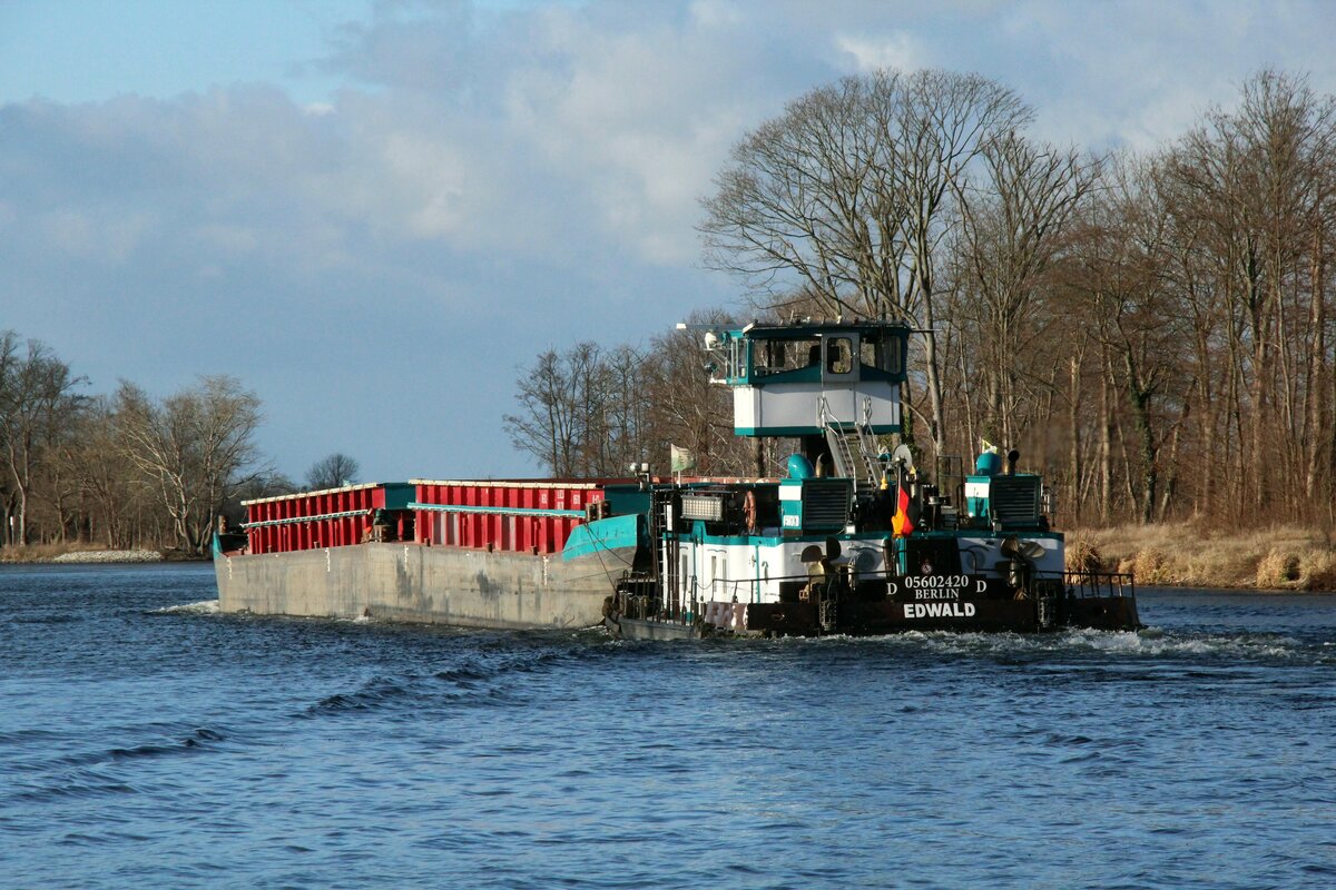 Schubboot  EDWALD  (05602420 , 14,70 x 8,16m) schob am 13.01.2023 zwei je 32,5m lange Leichter im Sacrow-Paretzer-Kanal /  UNTERE HAVEL-WASSERSTRASSE  Höhe Fahrlander See zu Tal.