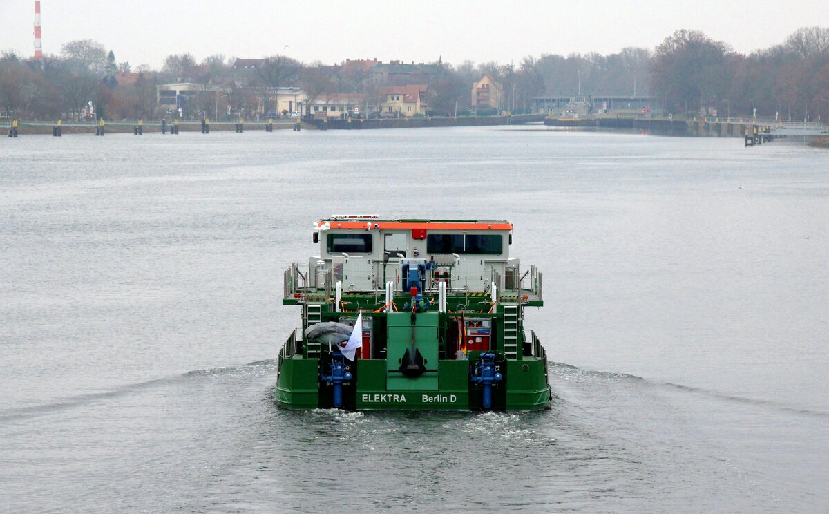 Schubboot  ELEKTRA  (04813970 , 19,96 x 8,25m) am 07.12.2021 auf Überführungsfahrt von Derben/Elbe nach Berlin/Spree im Silokanal / UNTERE HAVEL-WASSERSTRASSE  in Brandenburg/Havel.