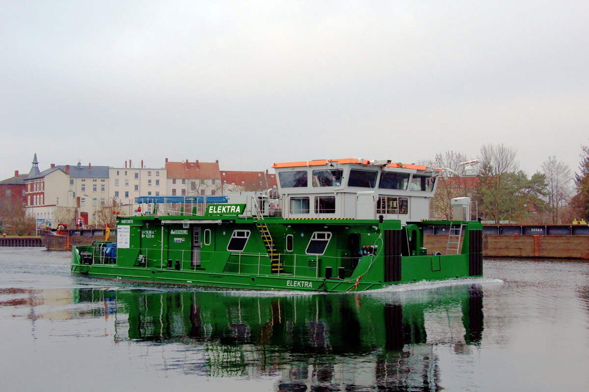 Schubboot  ELEKTRA  (04813970 , 19,96 x 8,25m) querab auf der  HAVEL  oberhalb der Schleuse Brandenburg am 07.12.2021.