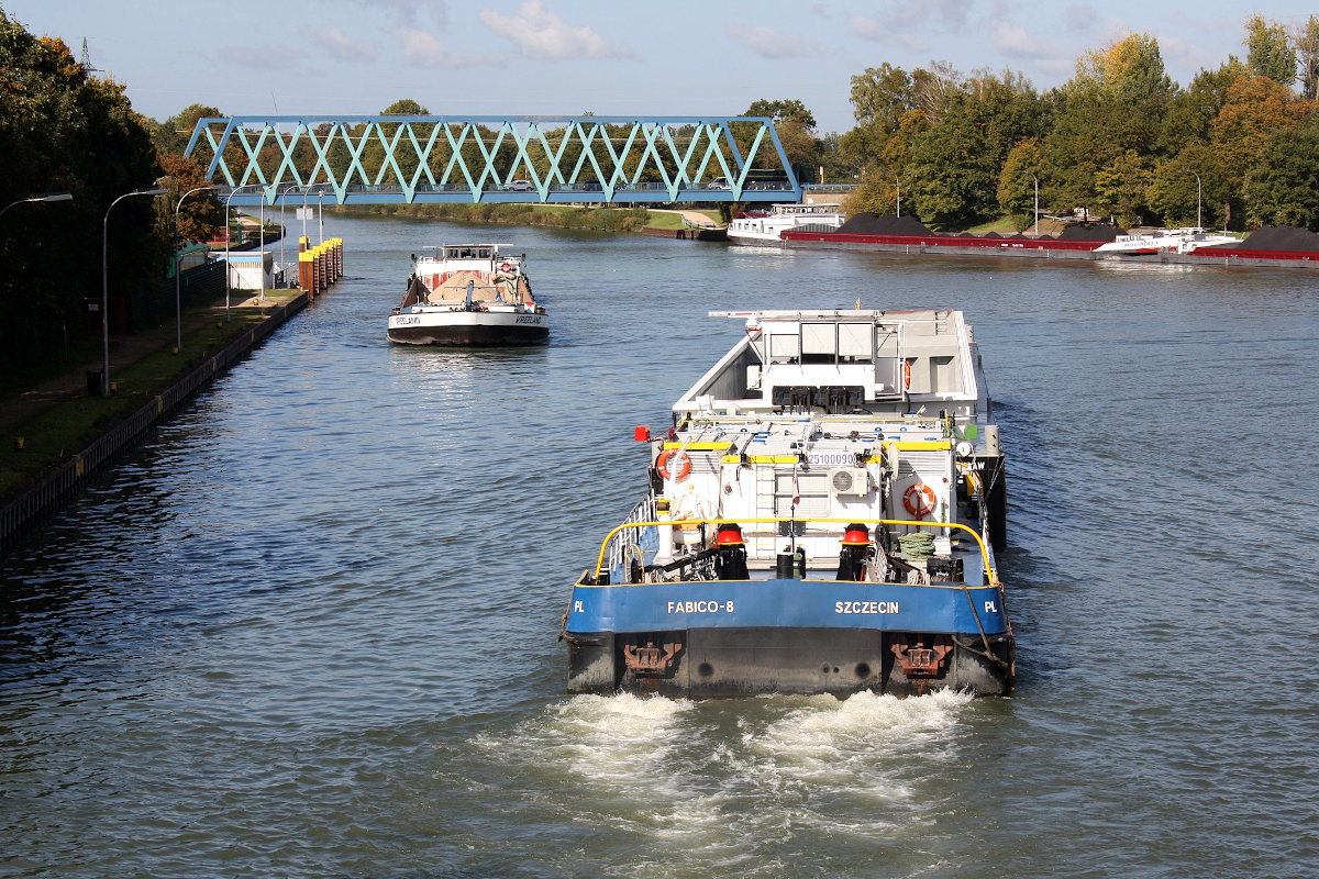 Schubboot FABICO-8 (ENI:25100090) L.27,01 m B.8,71 m Flagge Polen & ein Leichter auf dem WDK bei der Ausfahrt der Schleuse Datteln am 11.10.2022 zu Tal.