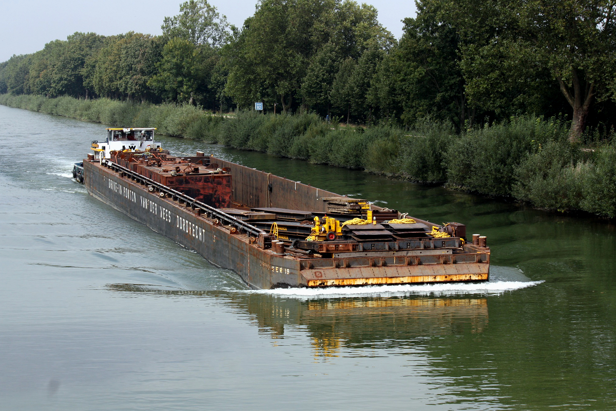 SCHUBBOOT GEERTRUIDA VAN DER WEES (ENI:02315599) L.22m B.7m T45 & LASTDRAGER 19 (ENI:02314328) L.68,68 B.9,50m T 1369 am 30.08.2020 auf dem WDK in Datteln zu Berg.