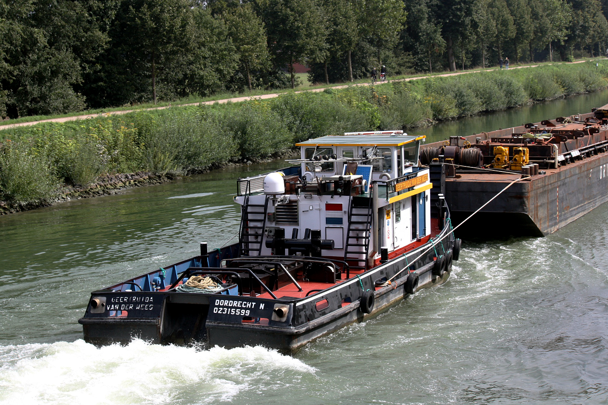 SCHUBBOOT GEERTRUIDA VAN DER WEES (ENI:02315599) L.22m B.7m T45 & LASTDRAGER 19 (ENI:02314328) L.68,68 B.9,50m T 1369 am 30.08.2020 auf dem WDK in Datteln zu Berg.