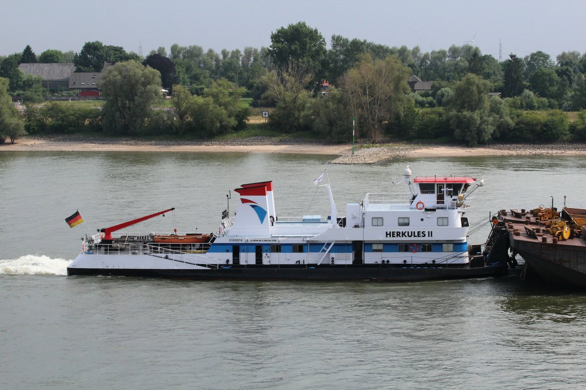 Schubboot Herklues II (01820014 , 40 x 13m) am 08.07.2017 bei Rees auf Rhein-Talfahrt. 