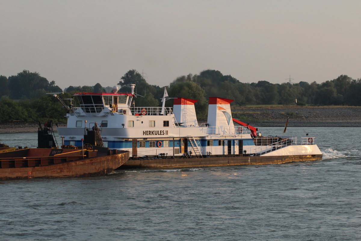 Schubboot Herkules II (01820014 , 40 x 13m , 3 x 2000 PS , max. Schubtonnage 17.500 To.) am 07.07.2017 auf dem Rhein bei Rees auf Bergfahrt. Dies ist das z.Zt. Leistungsstärkste SB auf dem Rhein.