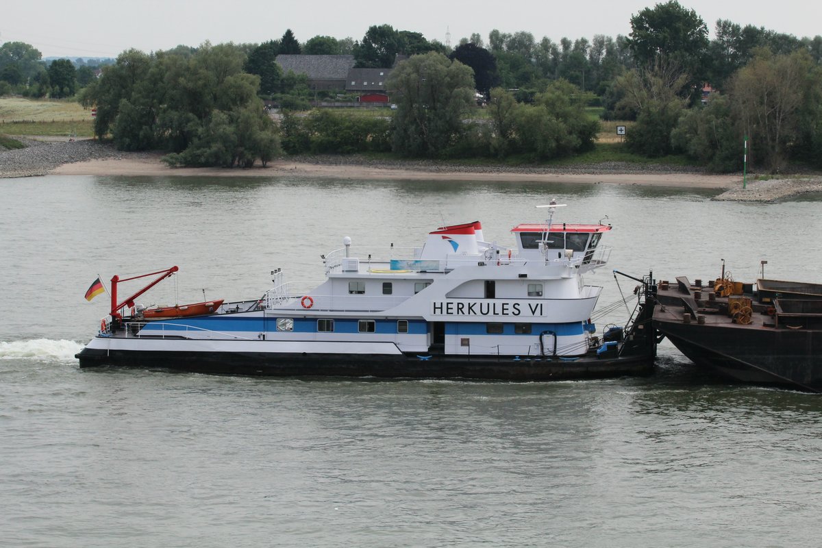 Schubboot Herkules VI (04031700 , 35 x 13m) am 05.07.2017 querab von Rees auf dem Rhein zu Tal.