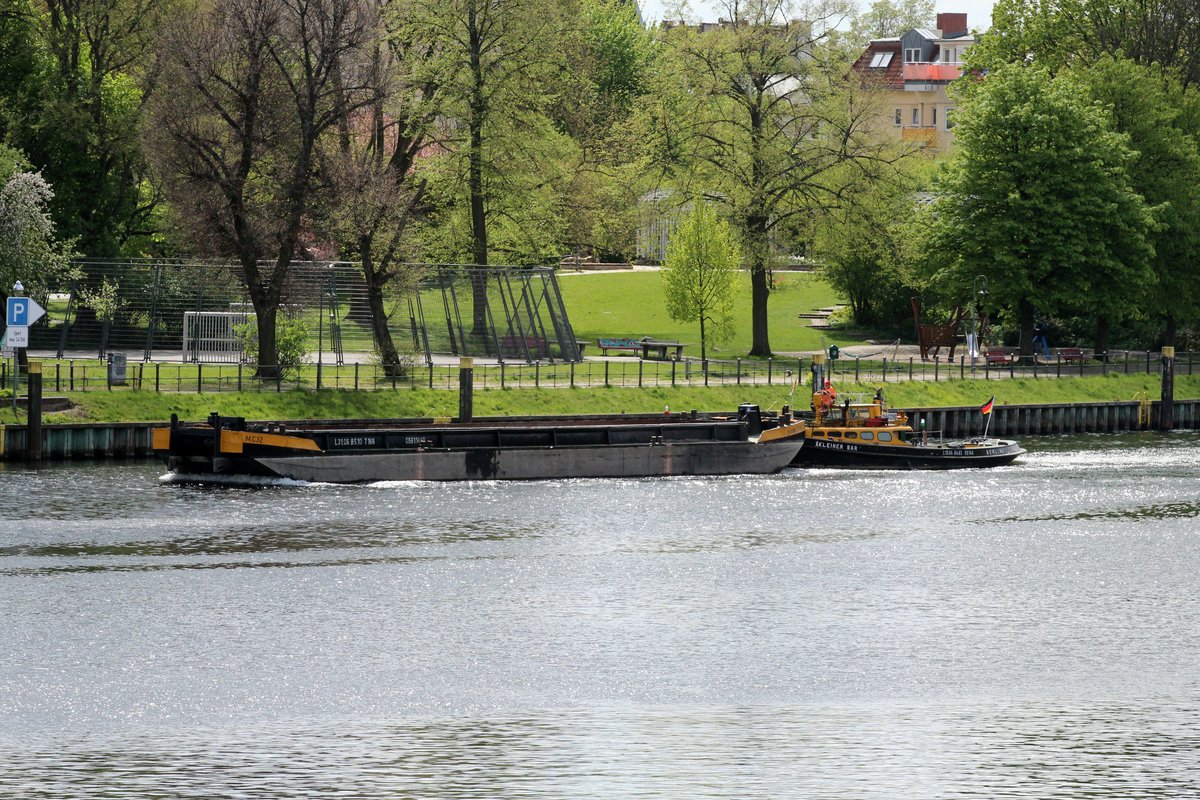 Schubboot Kleiner Bär (05601290 , 15,64 x 4,03m) schob am 26.04.2017 die Schute MC32 (05611440 , 31,06 x 5,10m) auf der Havel in Berlin-Spandau in die Spreemündung zu Berg. 