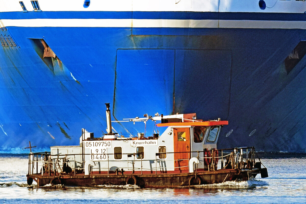 Schubboot KNURRHAHN (05109750) am 10.03.2022 vor näher kommender Finnlines-Fähre FINNSTAR. Aufnahme im Hafen von Lübeck-Travemünde