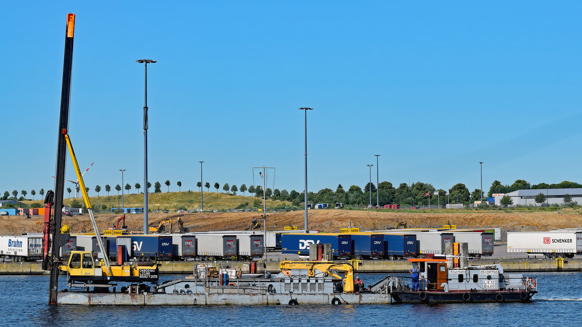 Schubboot KNURRHAHN (05109750) befördert  Hiev up  (04806190) auf der Trave in Richtung Hansestadt Lübeck. Aufnahme entstand am 28.6.2018 in Höhe Skandinavienkai Lübeck-Travemünde.