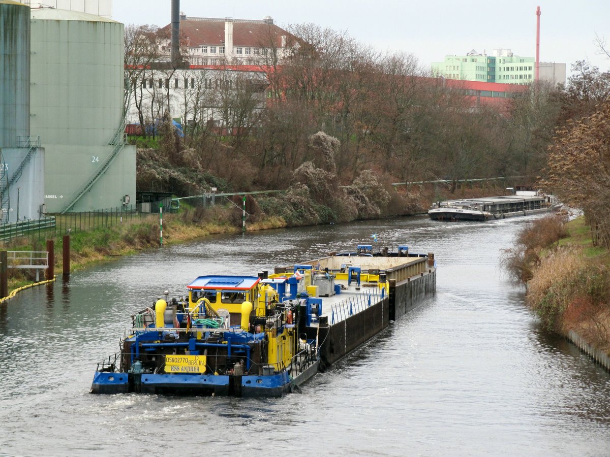 Schubboot KSS Andrea (05602770 , 14,06 x 8,20m) begegnete mit seinen zwei Leichtern am 14.01.2020 im Teltowkanal in Berlin-Britz den Bergfahrer GMS Hanna (05109340).