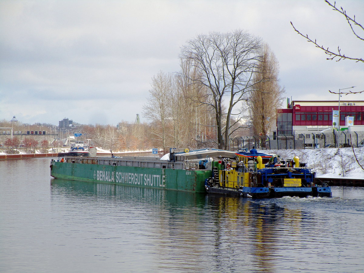 Schubboot KSS  ANDREA  (05602770 , 14 x 8,20m) schob am 30.01.2021 den  RoRo-GSL  URSUS  (04810440 , 64,50 x 9,5m) vom Charlottenburger Verbindungskanal nach Steuerbord in den Westhafenkanal zu Berg.  