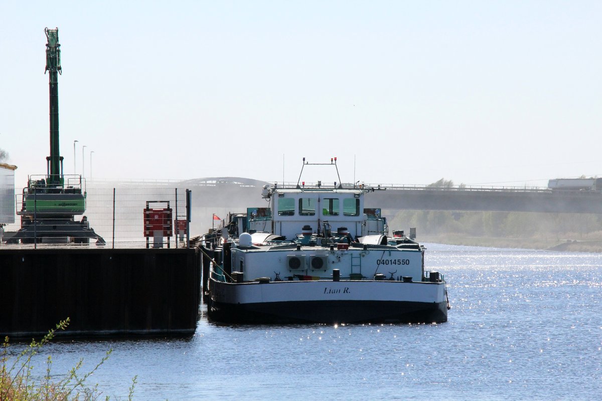 Schubboot Lian R. (04014550) lag am 21.04.2020 im Hafen Wustermark / Havelkanal. Starker Ostwind und die lange Trockenheit verwehten Teile des gelagerten Materiales im Hafen über den Kanal. 