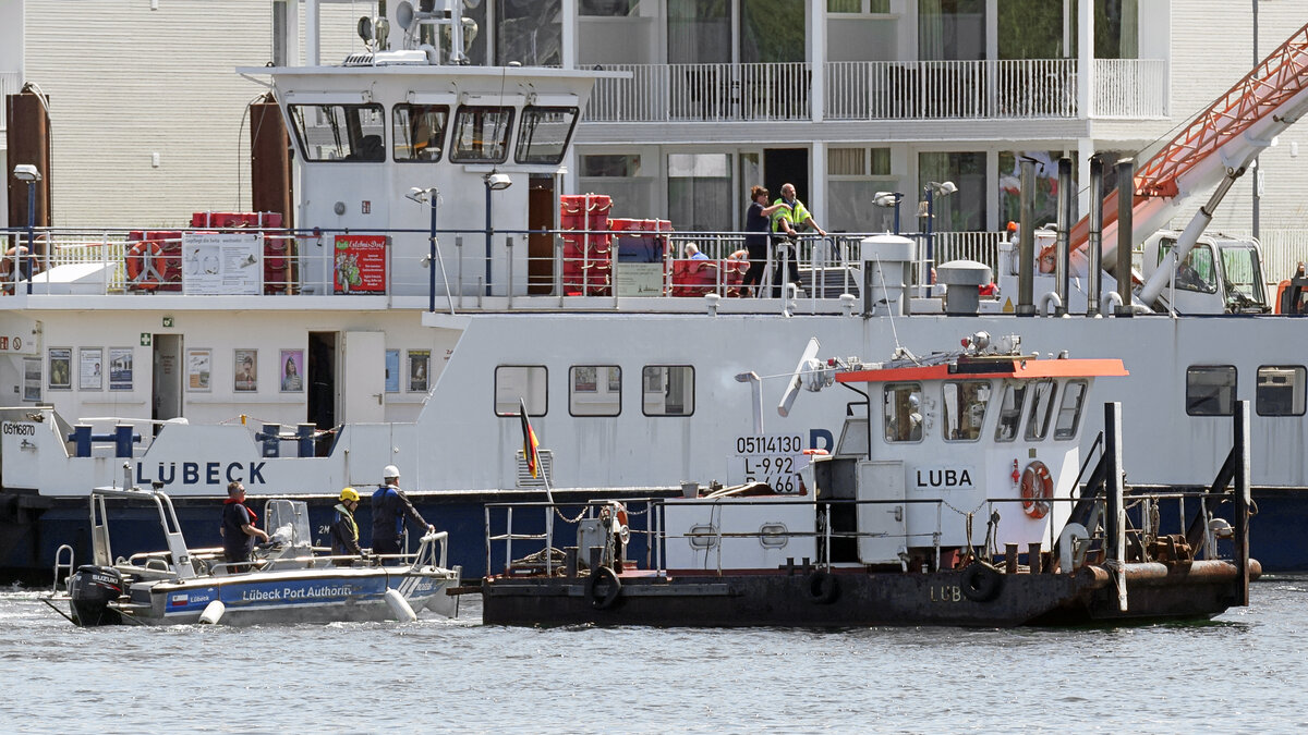 Schubboot LUBA (ENI 05114130) und das Boot ROBBE von der Lübecker Port Authority (LPA) am 31.5.2021 im Hafen von Lübeck-Travemünde