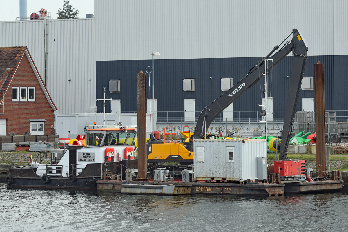 Schubboot LUBA (Europanummer: 05017990) und Ponton TR V (ENI 05113640) am 20.10.2020 im Hafen von Lübeck