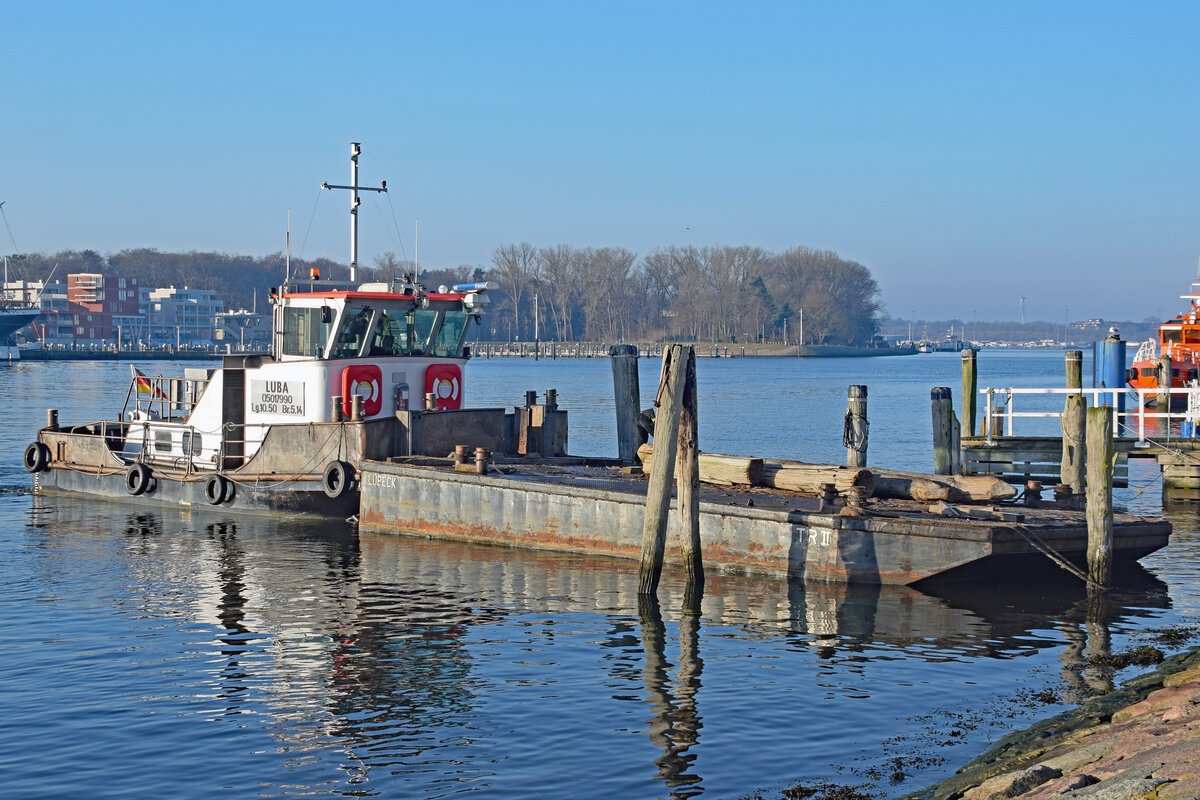 Schubboot LUBA (Europanummer: 05017990) und Ponton TR II im Hafen von Lübeck-Travemünde