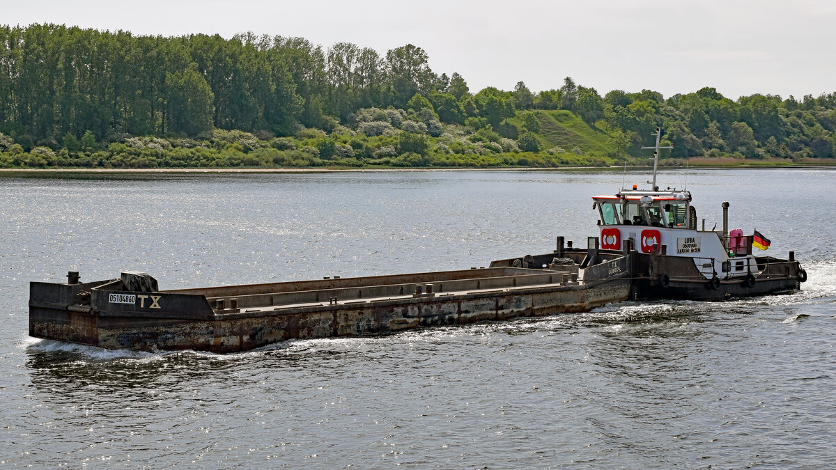 Schubboot LUBA mit Ponton TX am 22.05.2023 auf der Trave bei Lübeck