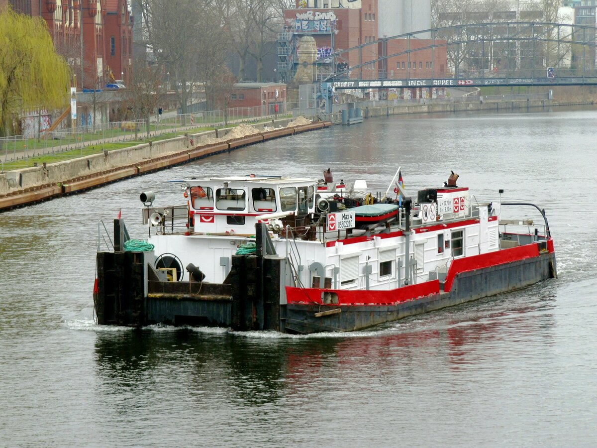 Schubboot  MAX 4  (05002210 , 23,70 x 8,20m) am 17.03.2022 auf  SPREE-Talfahrt zw. dem Siemenssteg und der Caprivibrücke in Berlin-Charlottenburg.