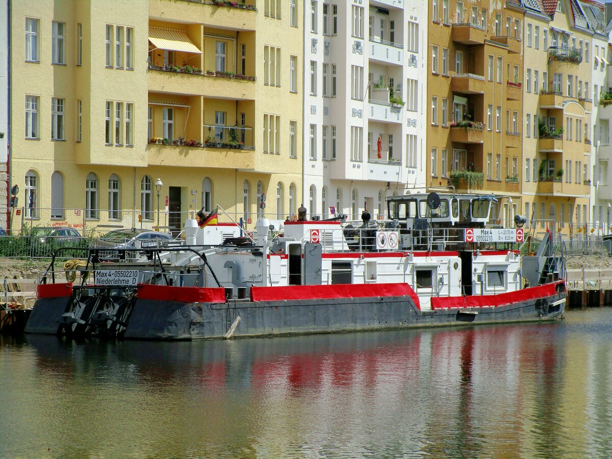 Schubboot  MAX 4  (05502210 , 23,70 x 8,20m) lag am 08.08.2021 am Bonhoeffer Ufer in Berlin-Charlottenburg / SPREE.