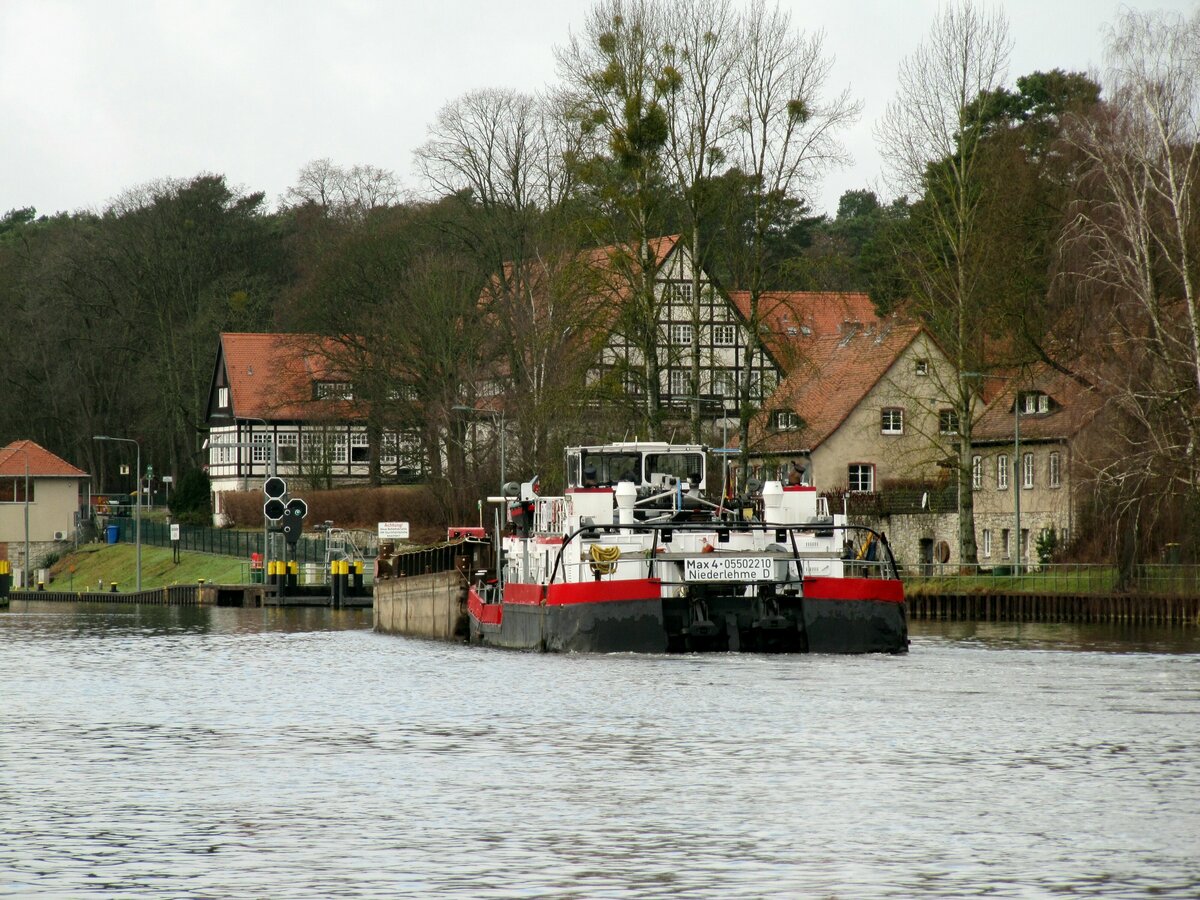 Schubboot  MAX 4  (05502210 , 23,70 x 8,20m) am 24.01.2022 bei der Einfahrt in die Nordkammer der  SCHLEUSE KLEINMACHNOW / TELTOWKANAL  zu Tal.