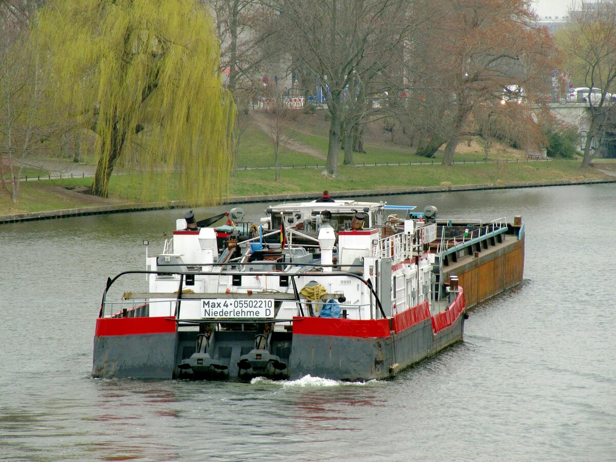 Schubboot  MAX 4  (05502210 , 23,70 x 8,20m) schob am 17.03.2022 den Leichter ED30 auf der  SPREE  in Berlin-Charlottenburg zw. der Schloßbrücke und der Caprivibrücke zu Berg.