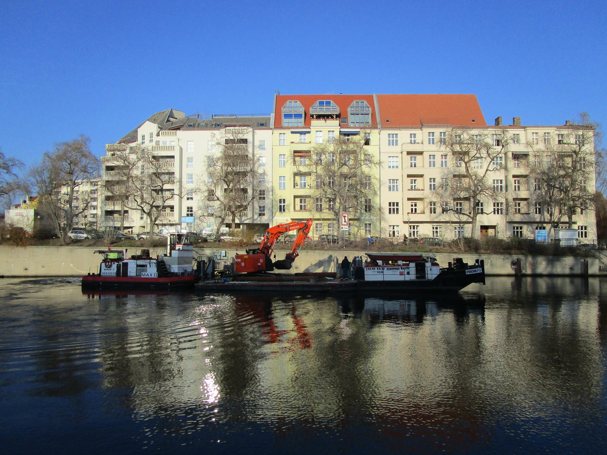 Schubboot Max II (05612570 , 10,90 x 5,10m) am 24.01.2020 mit dem Arbeitsponton Streicher P IV (05609900 , 22,40 x 8,20m) auf der Spree zu Berg in Berlin-Charlottenburg Höhe Bonhoeffer Ufer.