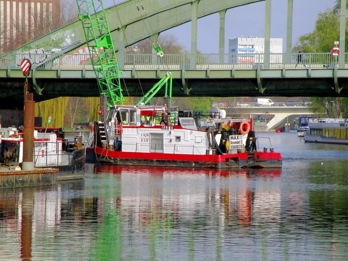 Schubboot  MAX III  (05608510 , 10,78 x 5,10m) war am 19.04.2021 bei Arbeiten an der Ufermauer in Berlin-Charlottenburg  /  SPREE  unterhalb der Schloßbrücke im Einsatz. 