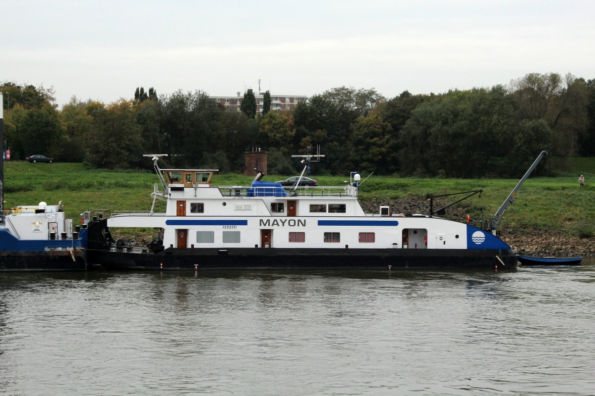 Schubboot Mayon (02312331 , 33 x 9,50m) am 23.10.2014 bei Leverkusen auf dem Rhein auf  Lösch-Warteposition .