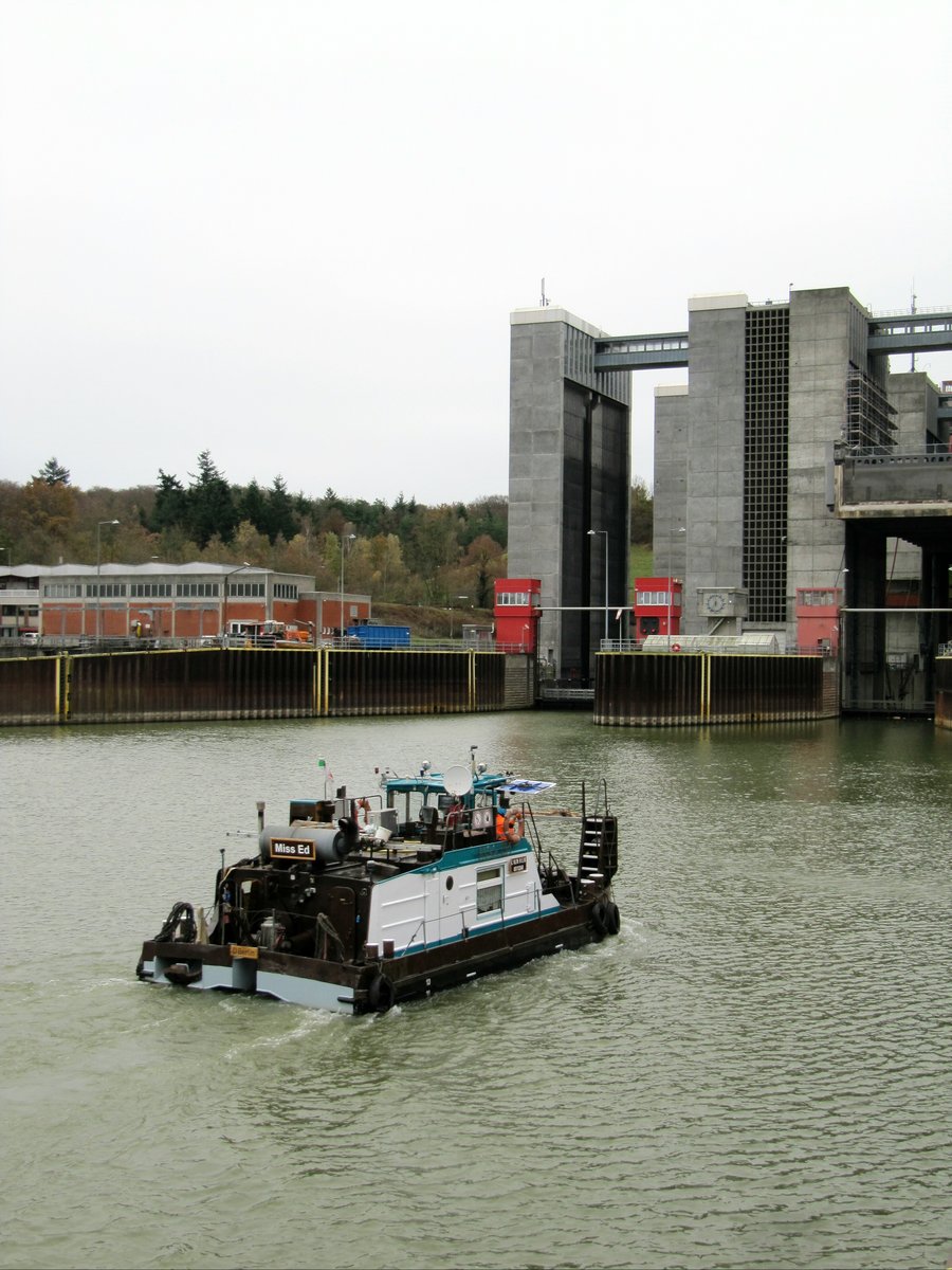 Schubboot Miss Ed (05113240 , 10,78 x 5,10m) am 20.11.2016 im Unterwasser des mächtigen Schiffshebewerkes Scharnebeck.