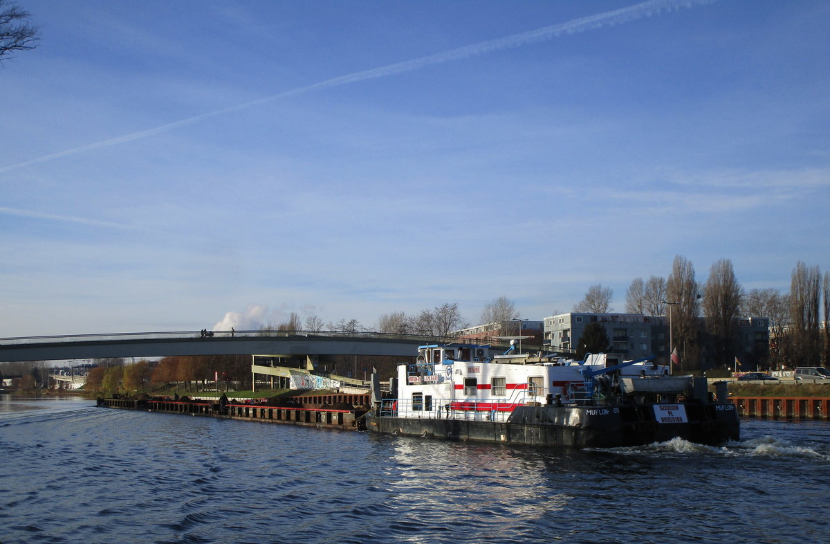 Schubboot  MUFLON-09 (08355188 , 23,12 x 8,90m) schob am 18.12.2020 drei je 32,50m lange Leichter im WESTHAFENKANAL Höhe Goerdelersteg Richtung Schleuse Berlin-Charlottenburg zu Tal.