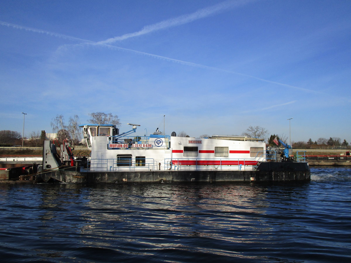 Schubboot  MUFLON-09 (08355188 , 23,12 x 8,90m) am 18.12.2020 im Westhafenkanal vor dem Goerdelersteg auf Talfahrt.