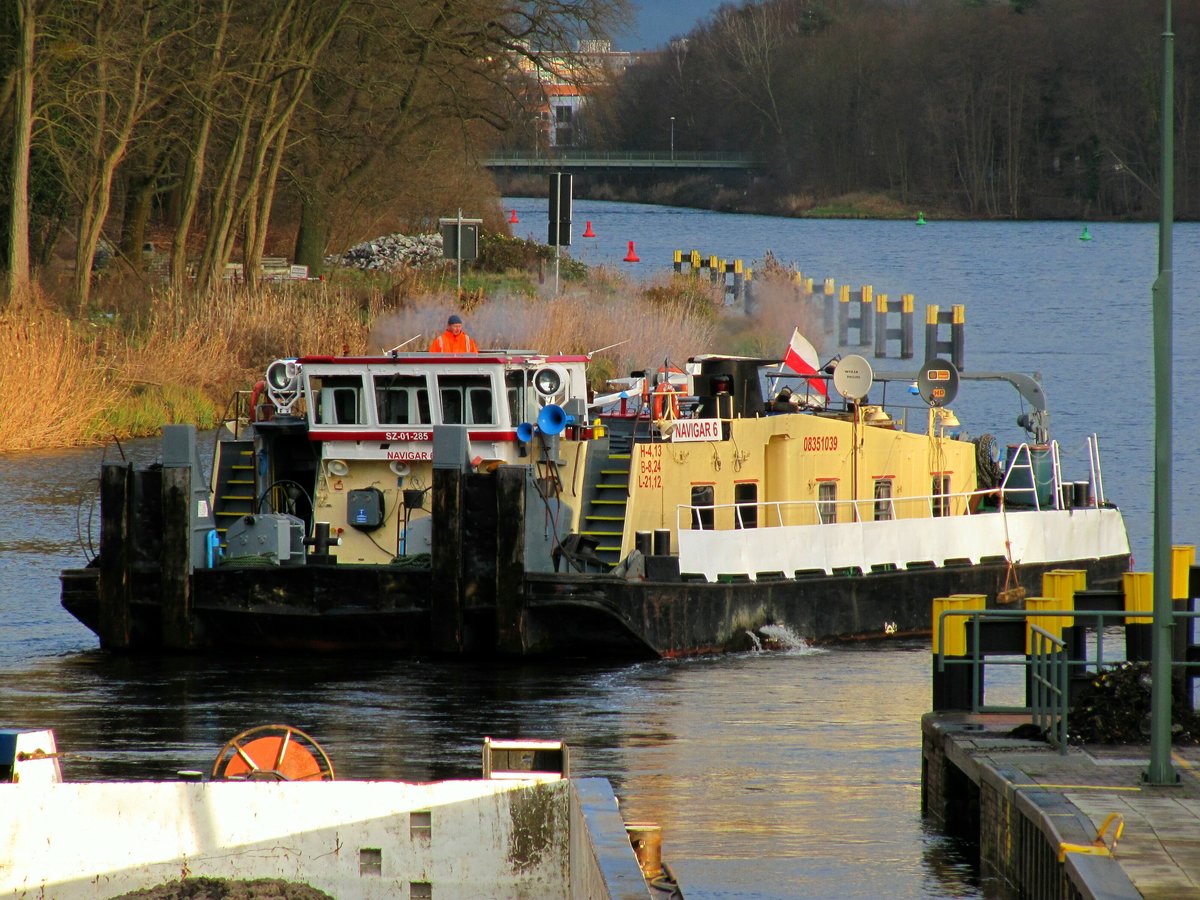 Schubboot Navigar 6 (08351039 , 21,12 x 8,24m) hatte am 14.12.2017 seinen 65m langen Leichter in der Nordkammer der Schleuse Kleinmachnow  abgestellt . Nun mußte es abgekoppelt und einzeln in der mittleren Kammer zu Tal geschleust werden. 